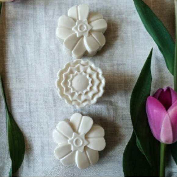 1 - Hand Crafted Soap - Goats Milk & Vanilla Floral Pattern - Picture 6 of 7